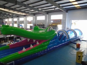 Glissière d'Eau Gonflable de Crocodile : Plongez dans une Aventure Aquatique Palpitante!