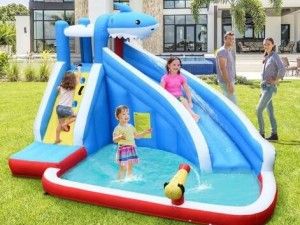 Les toboggans gonflables ont-ils nécessairement besoin d'eau?